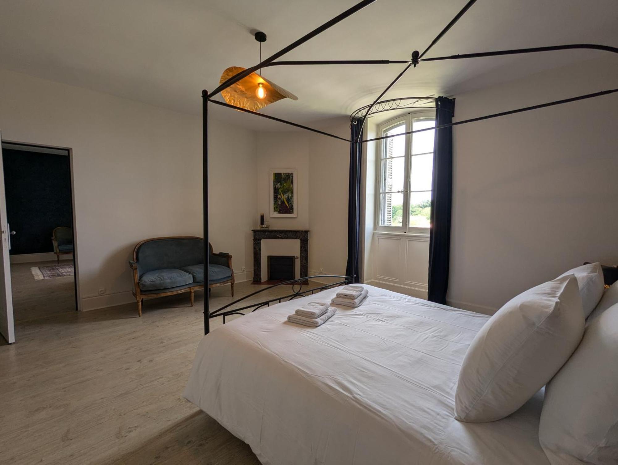 Bed and Breakfast Domaine Du Faure Chadurie Habitación foto